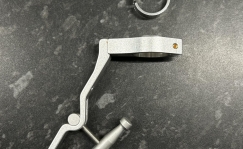 Pudelikorvi kinnitussüsteem sadulapostile